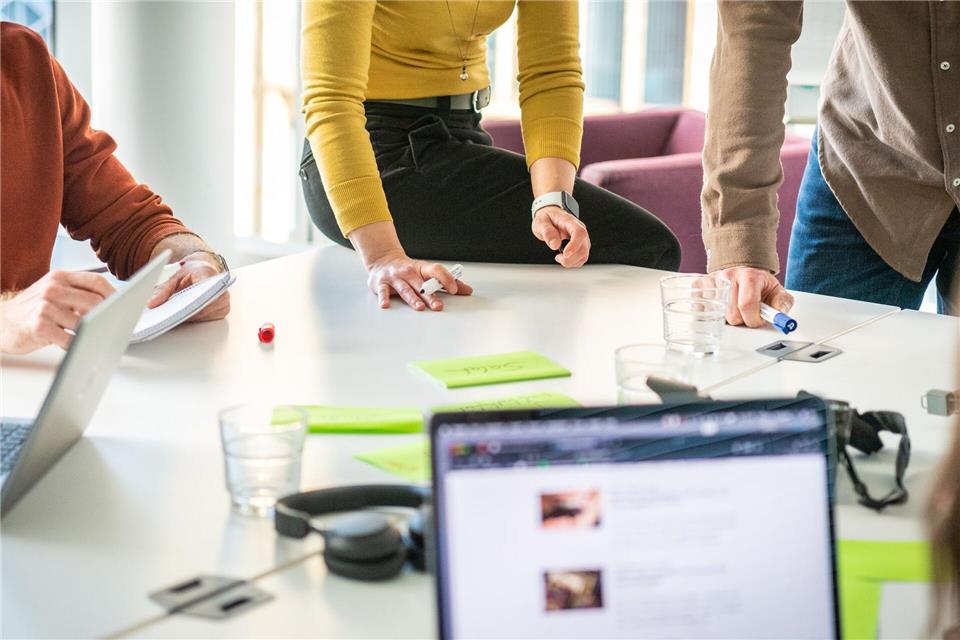 Und wer entscheidet jetzt? Flache Hierarchien im Unternehmen bedeuten auch: viel Eigenverantwortung und Konfliktpotenzial im Team. picture alliance/dpa/dpa-tmn