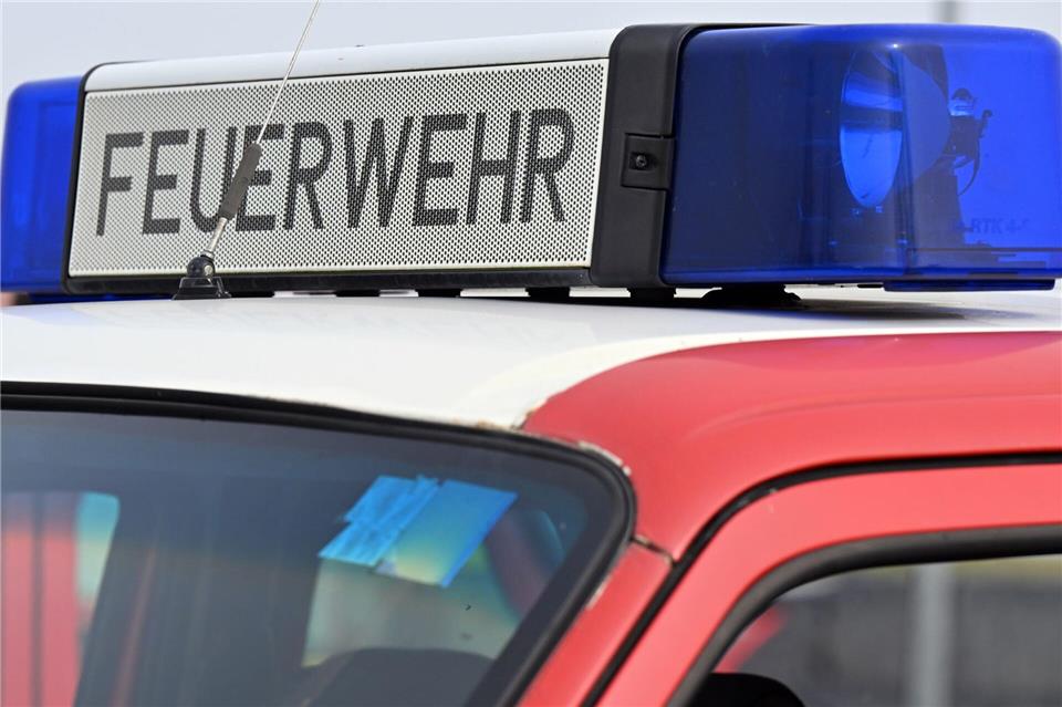 Undichte Fässer auf Lastwagen – Raststätte teils gesperrt Undichte Fässer auf einem Lastwagen haben die Feuerwehr auf einer Rastanlage der A44 nahe Kassel beschäftigt. (Symbolbild)Martin Schutt/dpa-Zentralbild/dpa