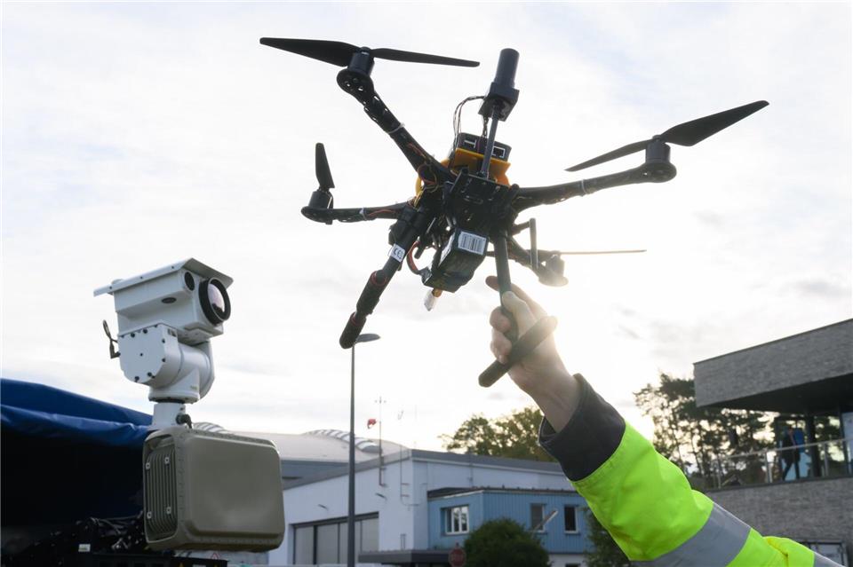 Unerlaubte Drohnenflüge stellen die Sicherheitsbehörden vor neue Aufgaben. (Symbolbild)Julian Stratenschulte/dpa