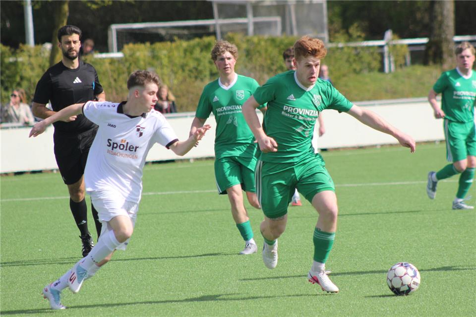 Unermüdlicher Antreiber im Mittelfeld und Schütze des wichtigen 1:0 für den TSV Raesfeld: Julian Kortstegge (rechts).