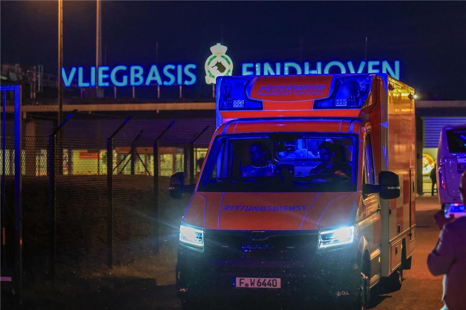 Unerwartetes Ende einer Kreuzfahrt: Per Rettungswagen geht es für deutsche Passagiere nach Frankfurt.Christoph Reichwein/dpa