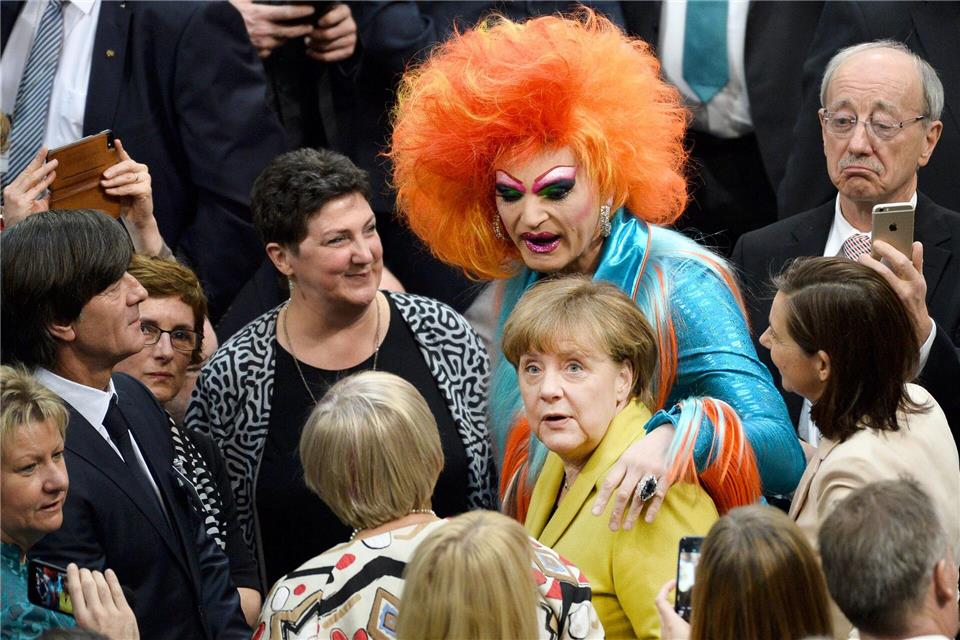 Unerwartetes Zusammentreffen: Kanzlerin Angela Merkel und Travestiekünstlerin Olivia Jones in der Bundesversammlung 2017. (Archivbild)picture alliance / Gregor Fischer/dpa