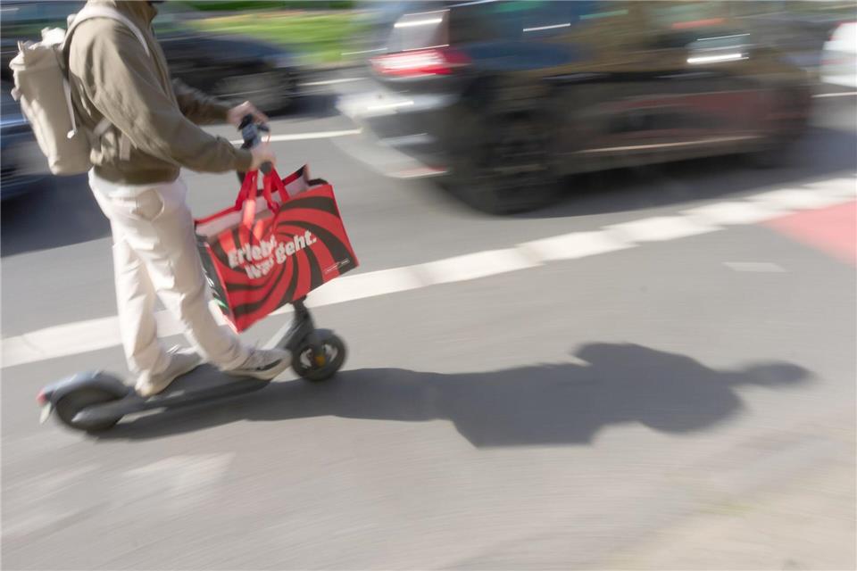 Unfälle mit Elektrorollern haben auch zugenommen. (Symbolbild) Thomas Frey/dpa