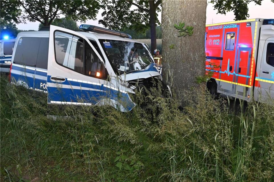Unfall mit einem Polizeibulli. Dabei verletzten sich 2023 mehrere Polizisten.
