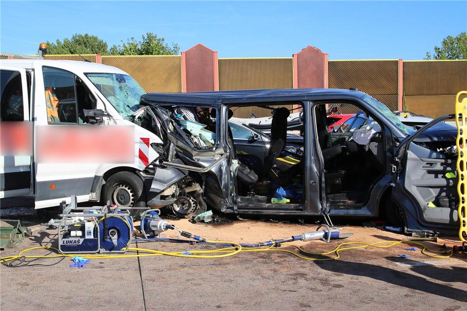Unfall mit mehreren Verletzten auf der A9 bei Leipzig.Tobias Junghannß/dpa