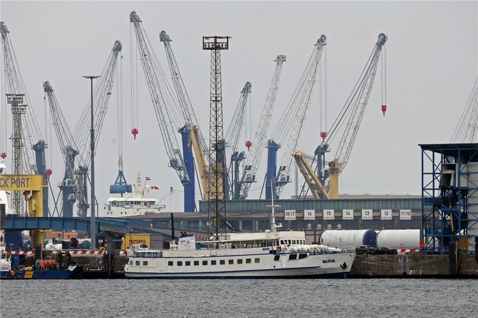 Unfreiwillige Sommer-Pause für die havarierte „Baltica“.  Bernd W�stneck/dpa