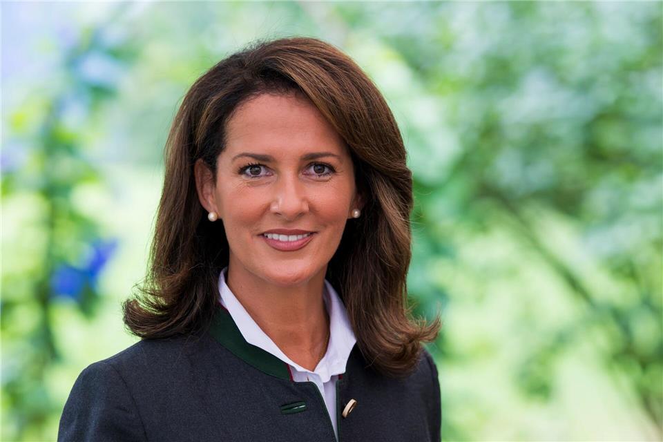 Unfreiwillige Wartezeit für Agrarministerin Kaniber am Berliner Flughafen. Der Eisregen verhinderte ihren Abflug in Richtung München. (Archivbild)Peter Kneffel/dpa