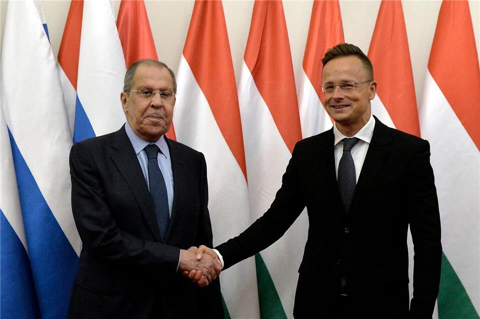 Ungarns Außenminister Peter Szijjarto soll laut Medienberichten seinem russischen Kollegen Sergej Lawrow EU-Interna übermittelt haben.Lajos Soos/MTI/AP/dpa