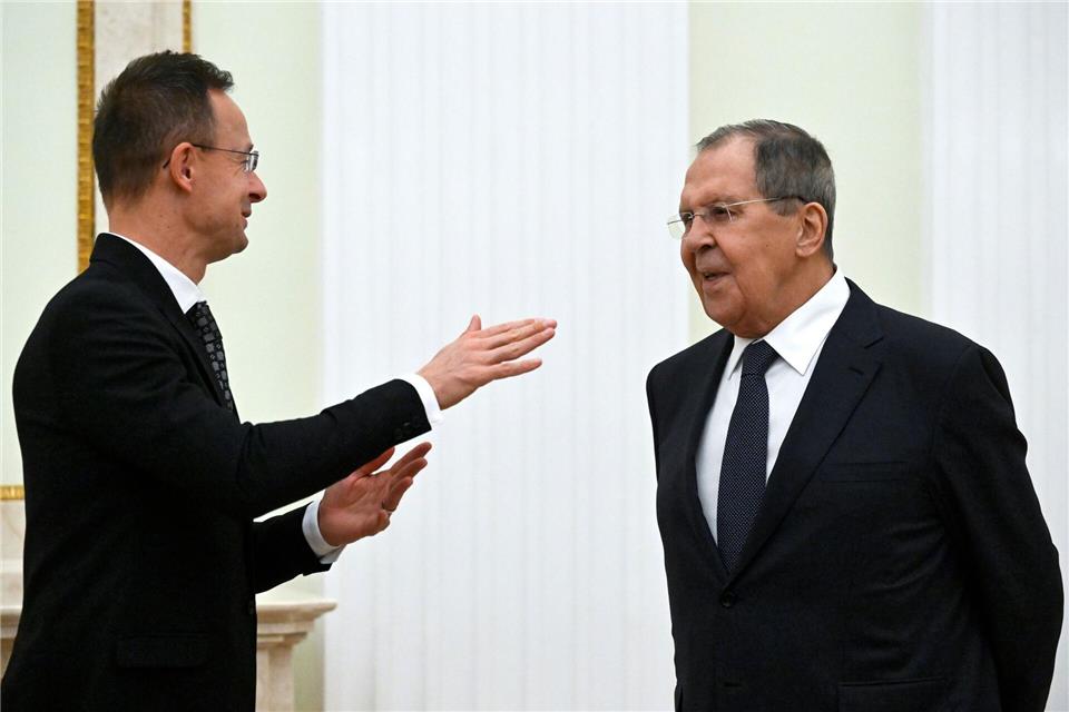 Ungarns Außenminister Peter Szijjarto soll seinen russischen Kollegen Sergej Lawrow über EU-interne Debatten weitergegeben haben.Alexander Nemenov/Pool AFP via AP/dpa