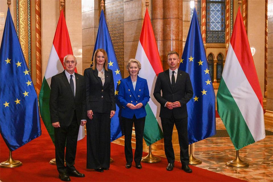 Ungarns Ministerpräsident Peter Magyar feierte den 70. Gedenktag der Revolte von 1956 mit Gästen die EU-Kommissionspräsidentin Ursula von der Leyen.Tamas Purger/MTI via AP/dpa