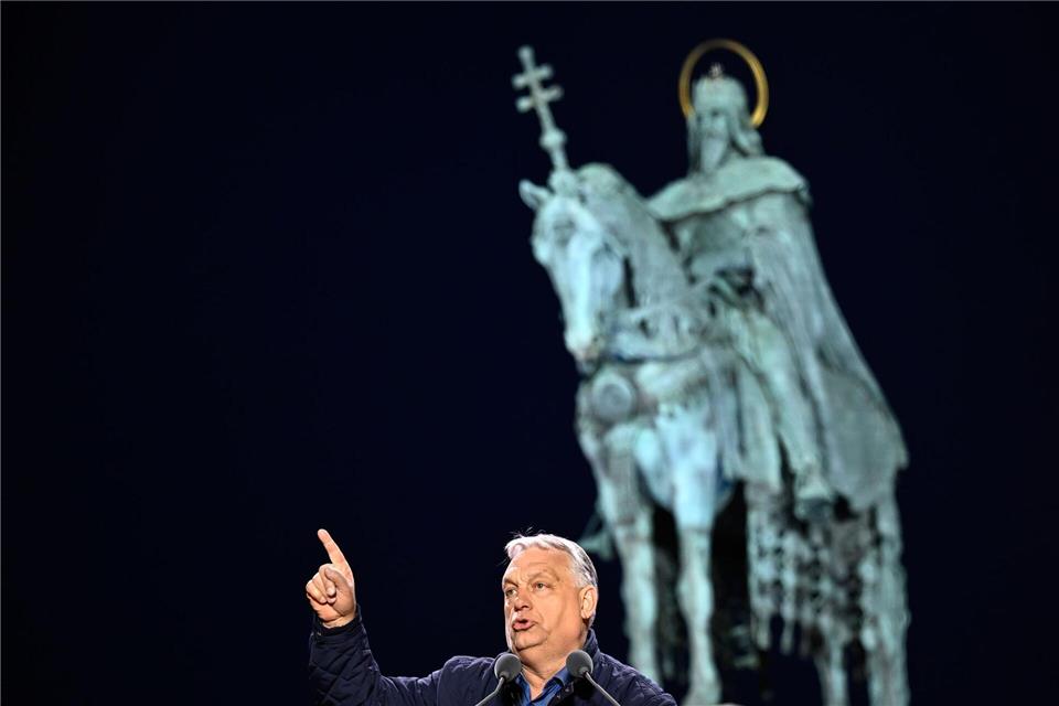 Ungarns Ministerpräsident Viktor Orban hofft, am Sonntag die Parlamentswahl gegen seinen chancenreichen Herausforderer Peter Magyar zu gewinnen.Petr David Josek/AP/dpa