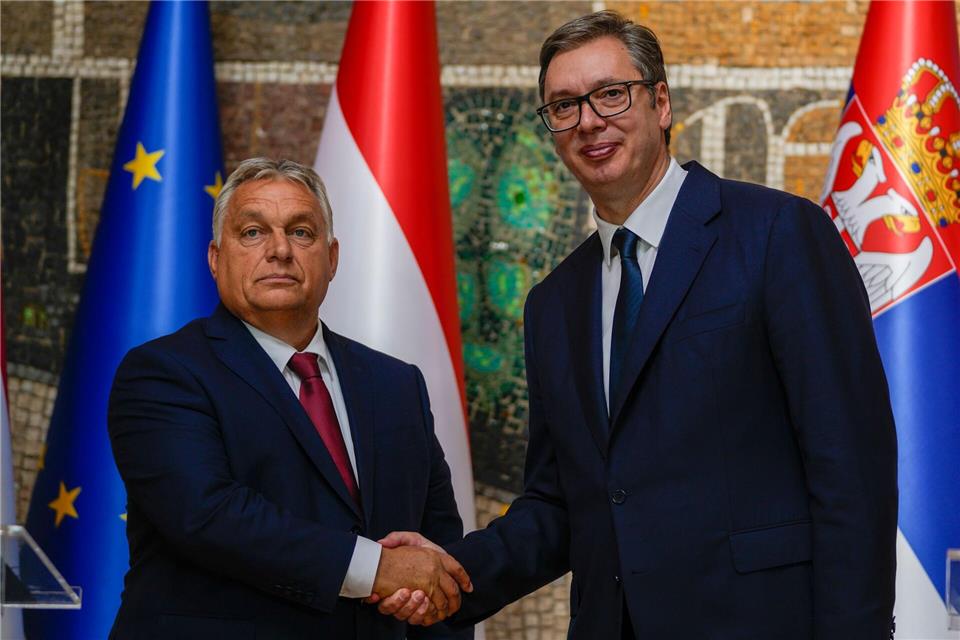 Ungarns Ministerpräsident Viktor Orban und Serbiens Staatspräsident Aleksandar Vucic pflegen gute Beziehungen. (Archivbild)Darko Vojinovic/AP/dpa