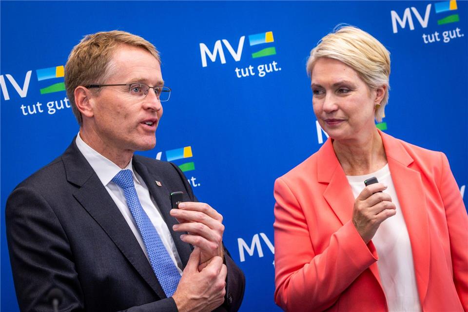 Ungeachtet ihrer unterschiedlichen Parteizugehörigkeit sindsich Daniel Günther (CDU), Ministerpräsident von Schleswig-Holstein, und Manuela Schwesig (SPD), die Ministerpräsidentin von Mecklenburg-Vorpommern, in dem Ziel einig, dass der Bund mehr für die Hafeninfrastruktur zahlen soll.  Jens Büttner/dpa