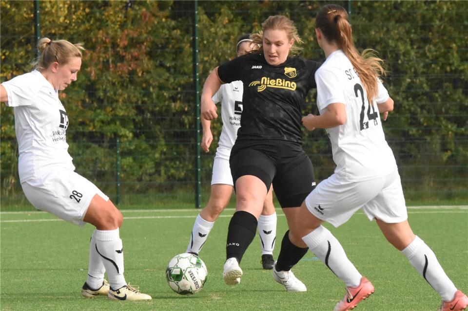 Frohnes Dreierpack macht Marbeck froh Ungefährdeter 5:1-Erfolg im Bezirksliga-Lokalderby gegen den SC Reken: Dreifache Torschützin für den FC Marbeck war am Sonntagnachmittag Joline Frohne (mitte).