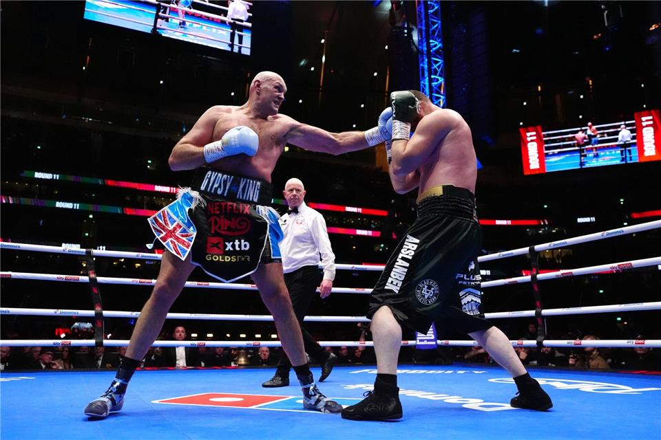Ungefährdeter Sieg: Tyson Fury (l) im Ring gegen Arslanbek Machmudow.Bradley Collyer/PA Wire/dpa