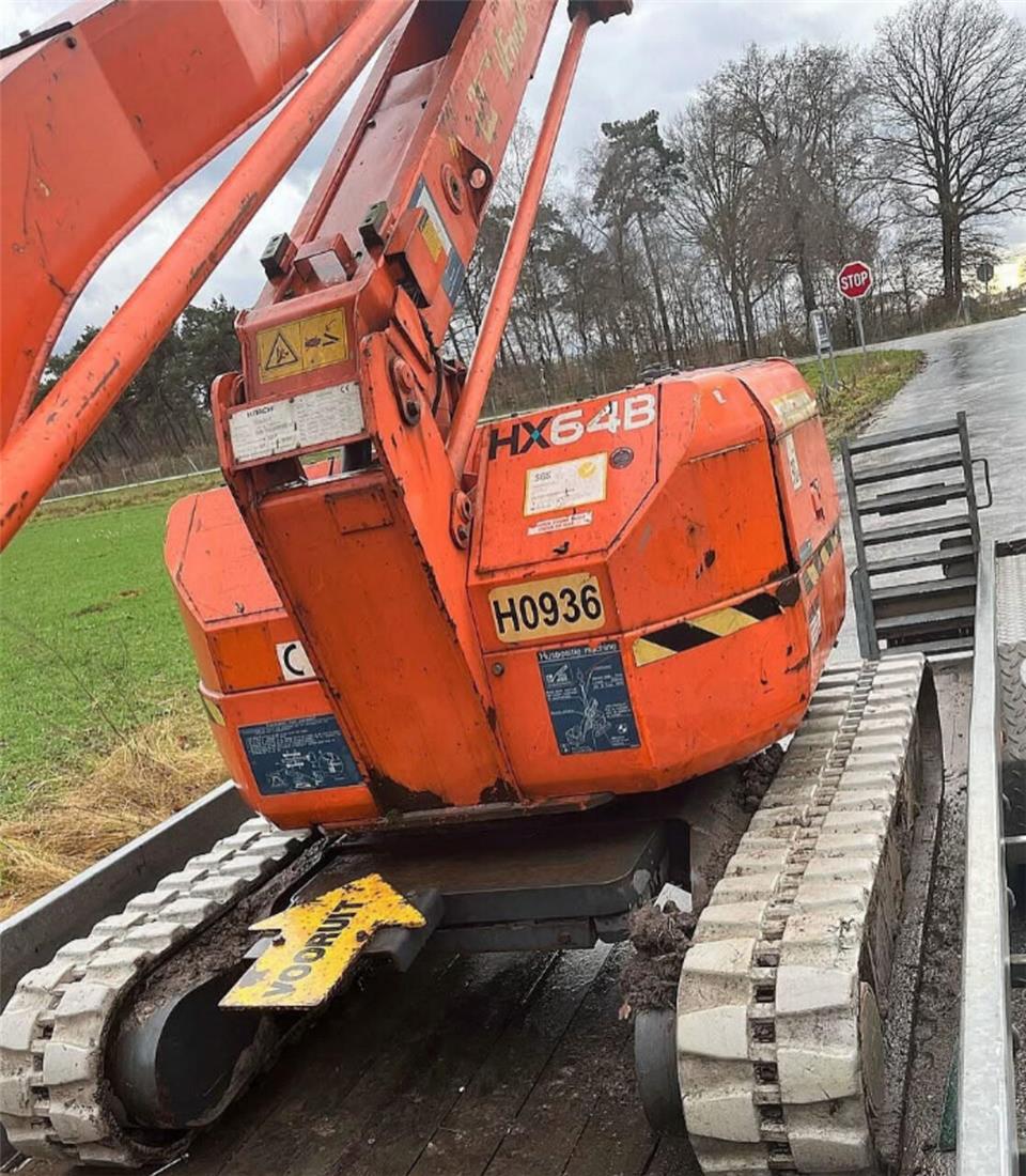 Ungesichert stand diese mobile Arbeitsbühne auf einem Anhänger.