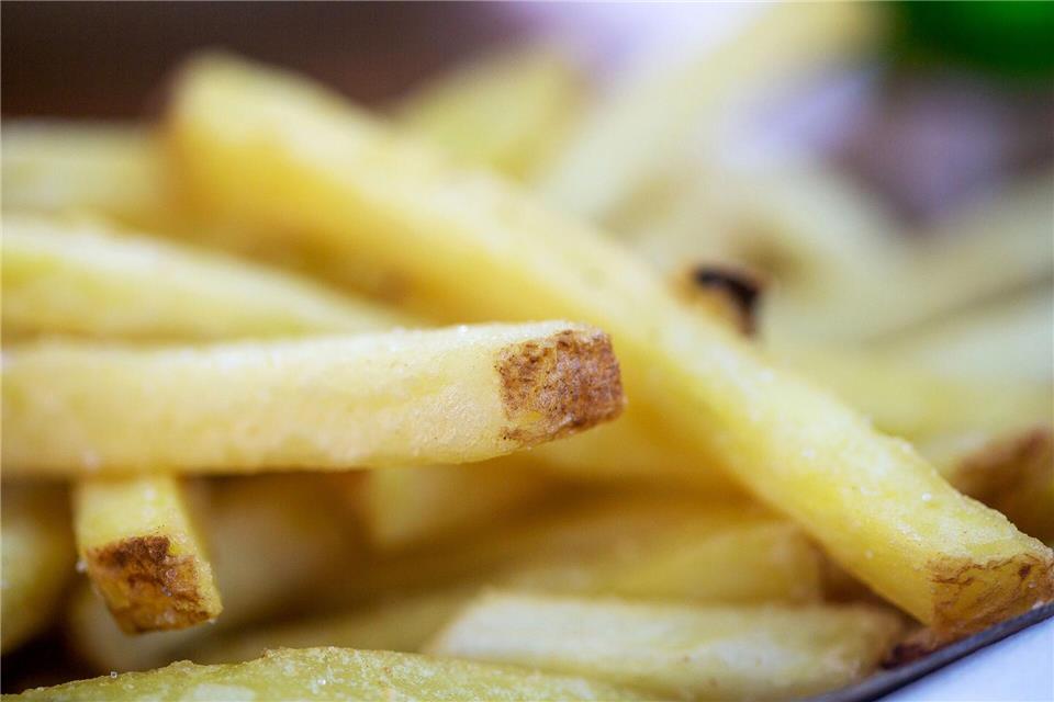 Ungesunde Lebensmittel werden in Großbritannien nicht mehr im Internet beworben. Im Fernsehen darf die Junk-Food-Werbung erst ab 21 Uhr laufen. (Symbolbild) picture alliance/dpa