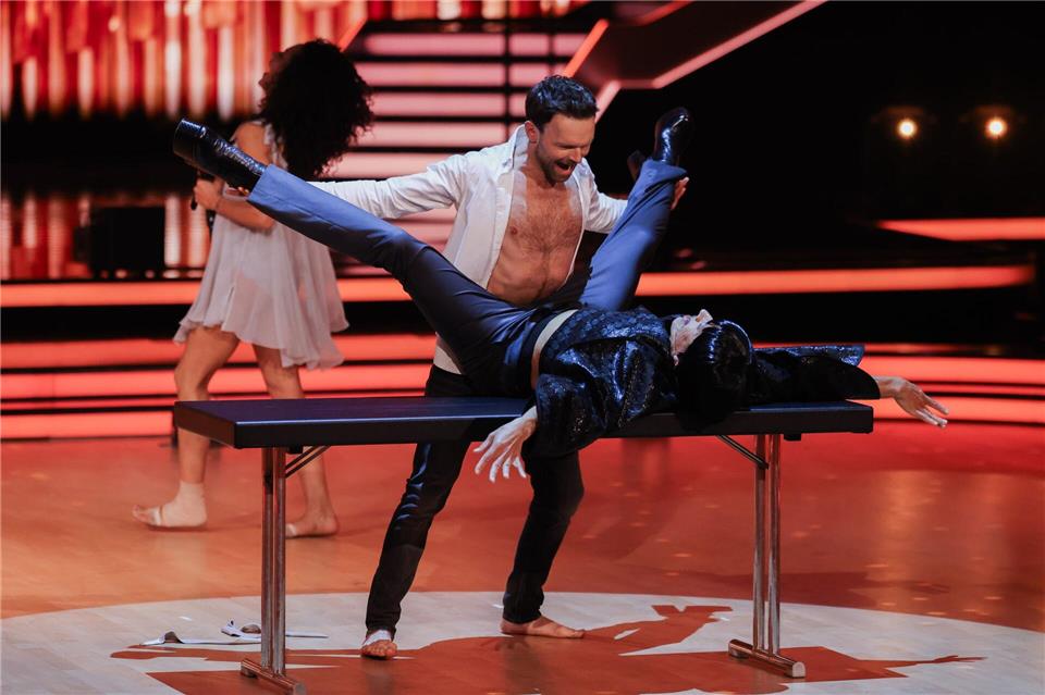 Ungewöhnliche Szene: Jurymitglied Jorge González liegt auf einem Tisch.Rolf Vennenbernd/dpa