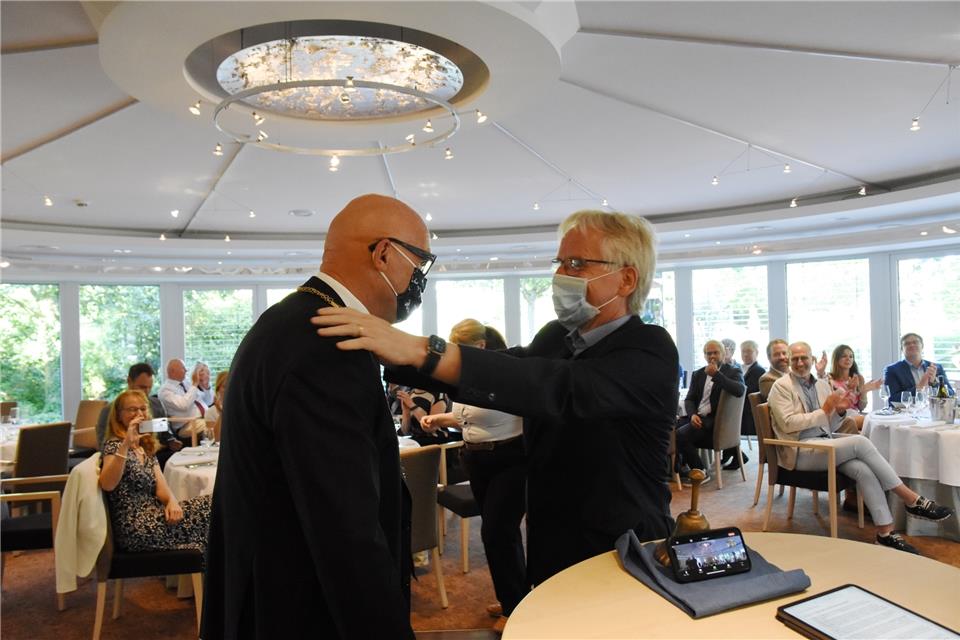 Ungewöhnliche Zeremonie in Corona-Zeiten: Klaus Friedrich (rechts) übergibt die Präsidentenkette an seinen Nachfolger Ingo Bülow.