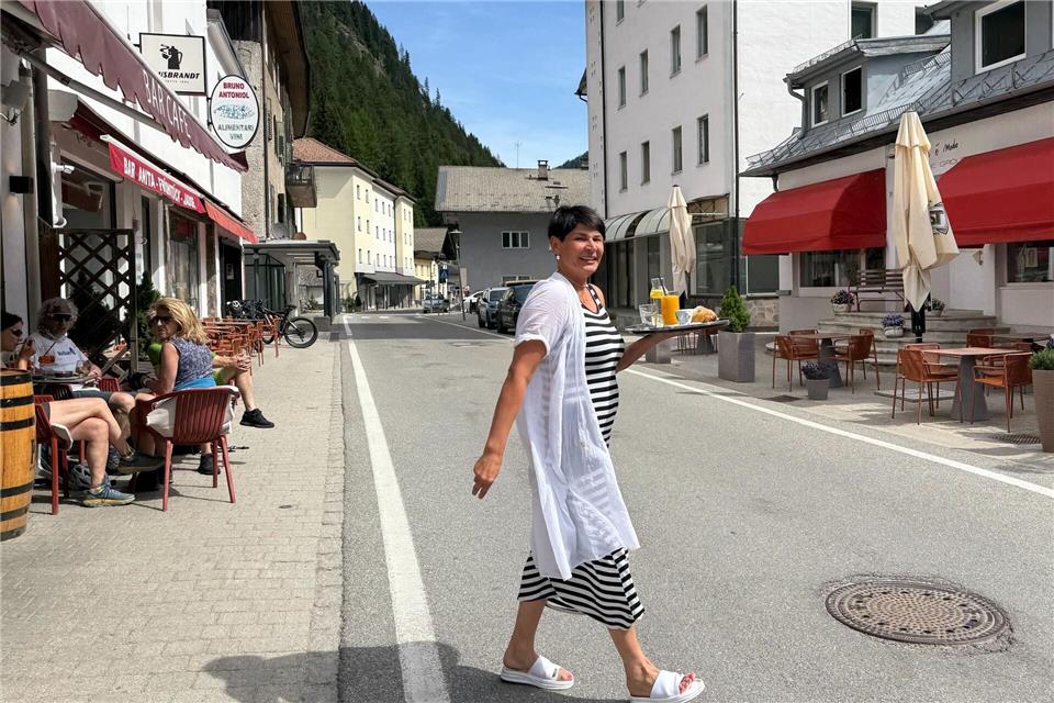 Ungewohnte Szenerie am Brenner: Café-Gäste konnten stressfrei auf der anderen Straßenseite bedient werden.Matthias Röder/dpa