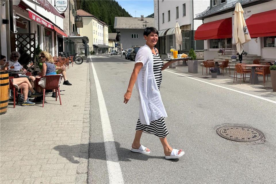 Ungewohnte Szenerie am Brenner: Kein Verkehr - und daher stressfreies Bedienen der Gäste auf der anderen Straßenseite.Matthias Röder/dpa