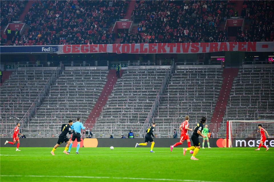 Ungewohntes Bild in der Allianz Arena: Wegen einer UEFA-Straf gab es leere Blöcke.Tom Weller/dpa