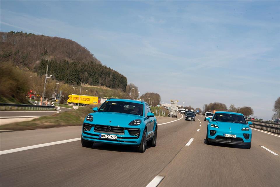 Ungleiche Brüder auf Tour: Der Porsche Macan als Verbrenner (links) und als E-Auto auf einer Vergleichsfahrt.Manuel Hollenbach/Porsche/dpa-tmn