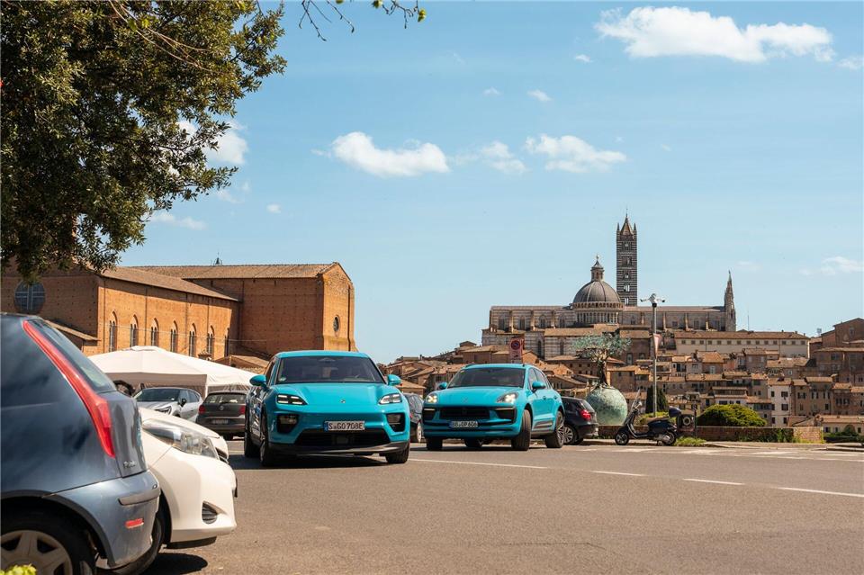 Ungleiches Duo am Ziel: Beide Autos rollen durch Siena. Manuel Hollenbach/Porsche/dpa-tmn