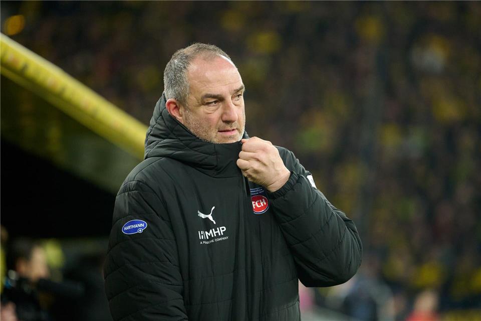 Unglückliche Niederlage für den 1. FC Heidenheim und Trainer Frank Schmidt.Bernd Thissen/dpa