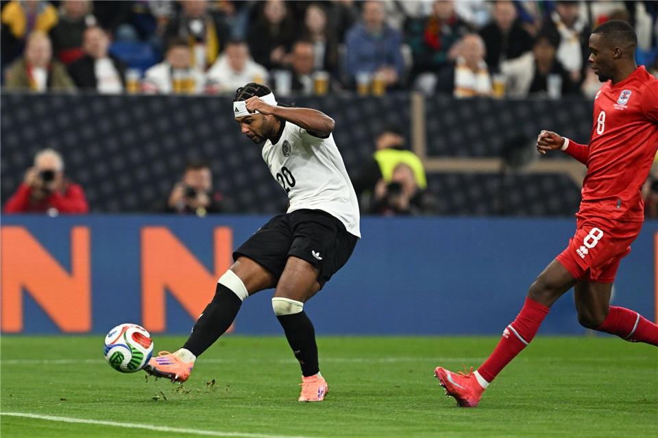 Nationalelf im Bayern-„Flow“ mit Kapitän und Trauzeuge Unhaltbarer Schuss: Serge Gnabry trifft zum 3:0 gegen Luxemburg.Federico Gambarini/dpa