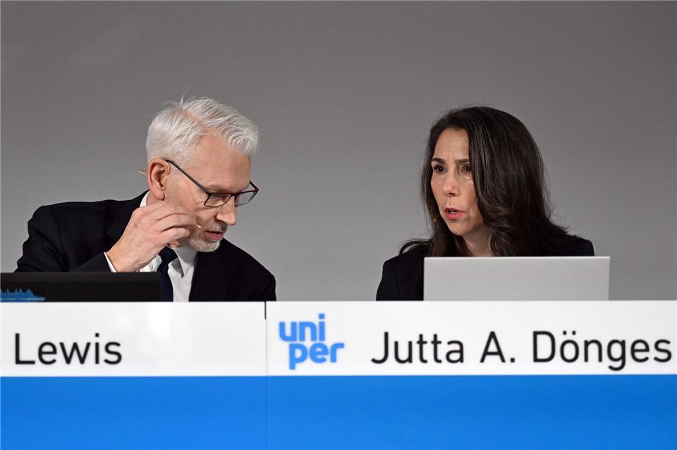 Uni-Chef Michael Lewis und Finanzchefin Jutta Dönges unterhalten sich vor der Bilanz-Pressekonferenz. Federico Gambarini/dpa