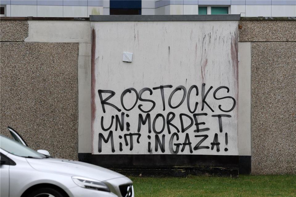 Uni Rostock wertet die Schmierereien als Vandalismus. Bernd Wüstneck/dpa