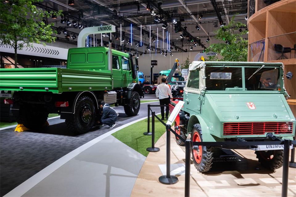 Unimog: Neu und alt auf Branchenmesse nah beieinander. (Archivbild)Julian Stratenschulte/dpa