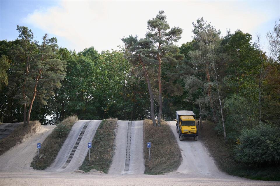 Unimog auf dem Testgelände in Ötigheim. Marijan Murat/dpa