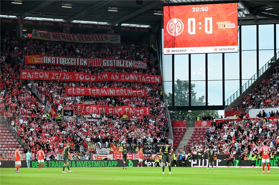 Union-Anhänger protestierten mit Tennisbällen gegen die Sonntagsansetzungen in dieser Saison.Torsten Silz/dpa