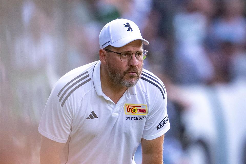 Union Berlins Trainer Steffen Baumgart muss zum Saisonstart einige Personalien klären. (Archivbild) David Inderlied/dpa