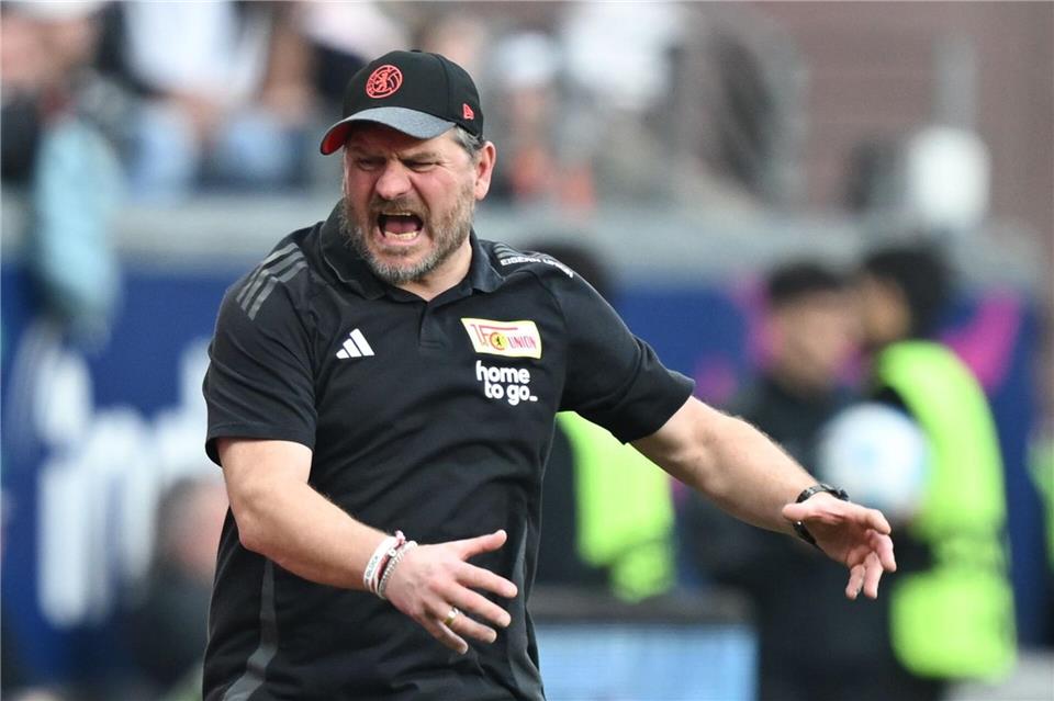 Union Berlins Trainer Steffen Baumgart sah im Spiel bei Eintracht Frankfurt zum vierten Mal in dieser Saison die Gelbe Karte und ist in der Heimpartie gegen Bayern München gesperrt.Arne Dedert/dpa
