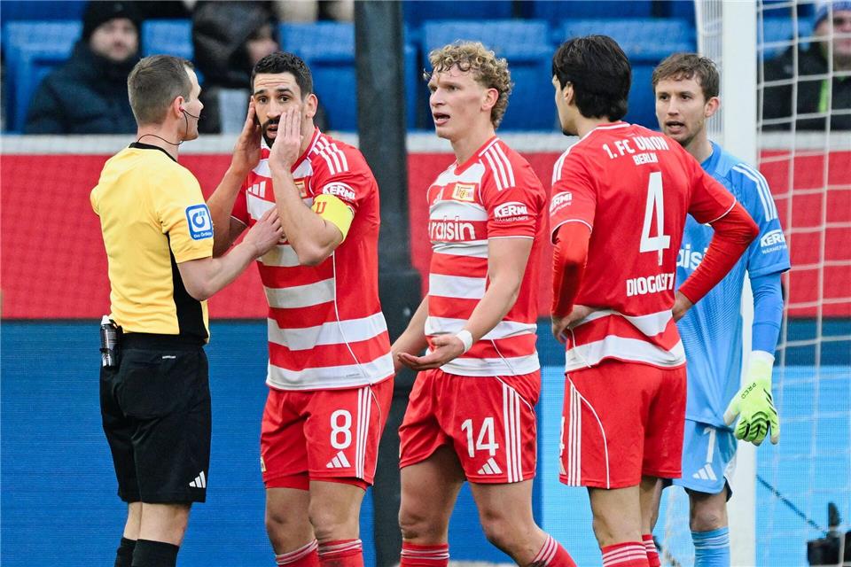 Union-Kapitän Rani Khedira (2.v.l.) : Bestürzt über den von Schiedsrichter Robin Braun gegebenen Elfer.  Uwe Anspach/dpa