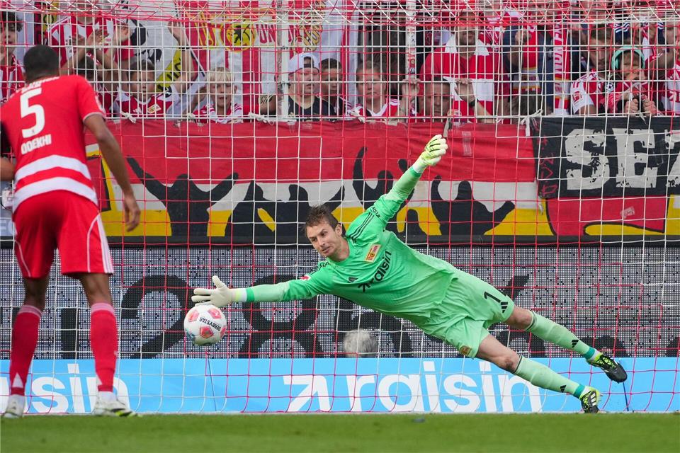 Zwei Elfmeter, ein Platzverweis: Hoffenheim besiegt Union Union-Keeper Rönnow ahnt beim Elfmeter die richtige Ecke. Soeren Stache/dpa