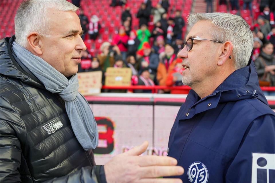 Union-Präsident Dirk Zingler (l.) begrüßt den früheren Club-Coach Urs Fischer (r.), der jetzt in Mainz arbeitet. Soeren Stache/dpa