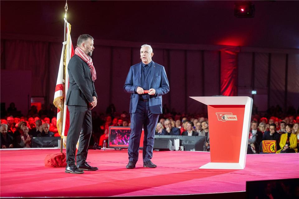 Union-Präsident Dirk Zingler (r.) im Gespräch mit Medien-Chef Christian Arbeit (l.). Matthias Koch/dpa