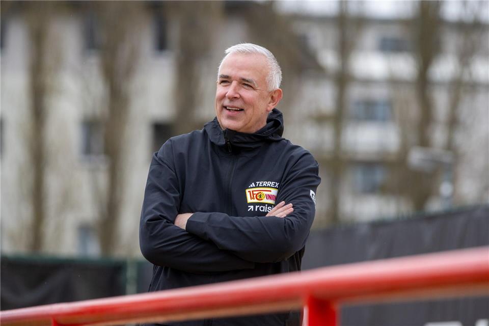Union-Präsident Dirk Zingler schaut beim Training zu. Matthias Koch/dpa