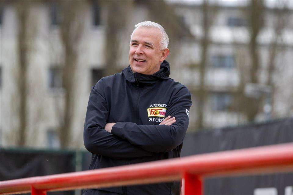 Union-Präsident Dirk Zingler schaut beim Training zu. Matthias Koch/dpa