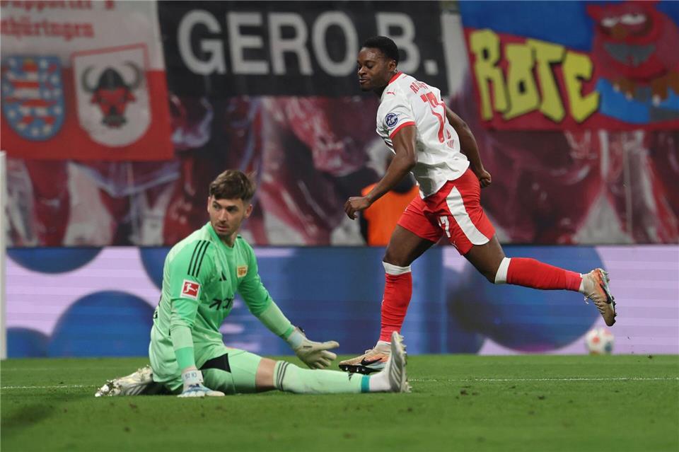 Union-Torwart Carl Klaus (l.) überzeugte bei seinem Bundesliga-Debüt. (Archivbild)Jan Woitas/dpa
