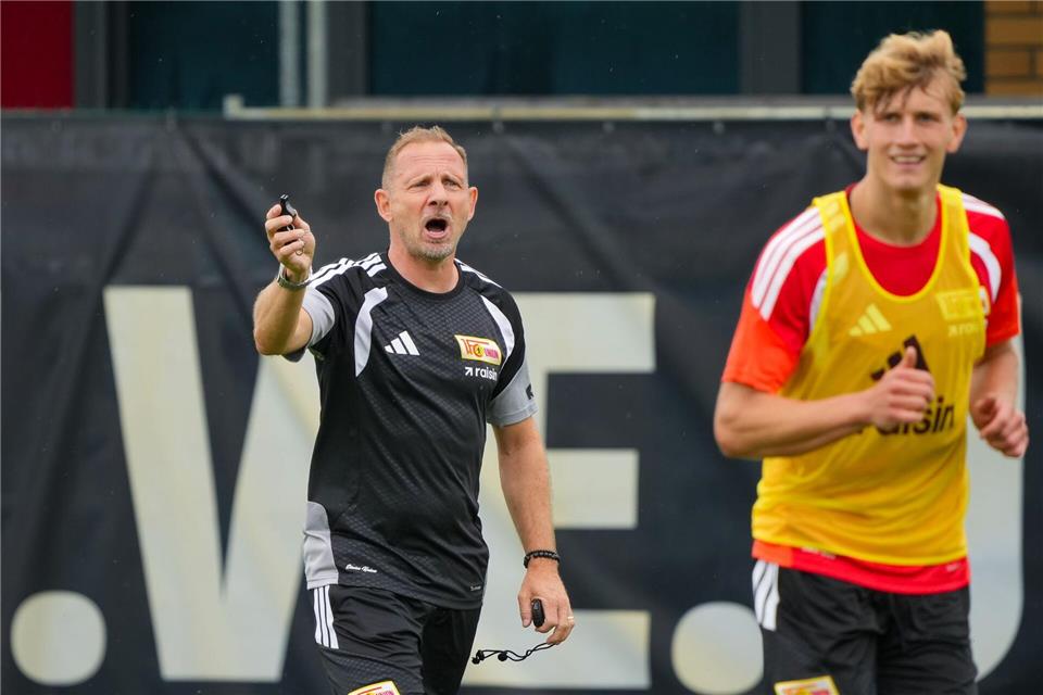 Union-Trainer Mauro Lustrinelli (l) schaut auf Kleinigkeiten. (Archivbild)Soeren Stache/dpa