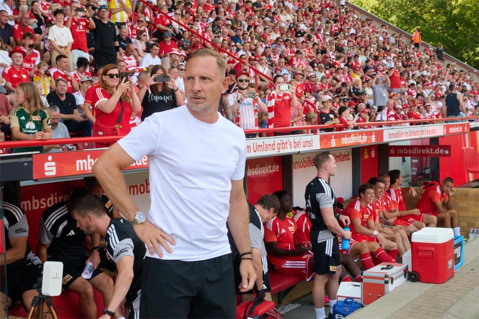 Union-Trainer Mauro Lustrinelli steht vor dem Liga-Debüt. (Archivbild)Annette Riedl/dpa