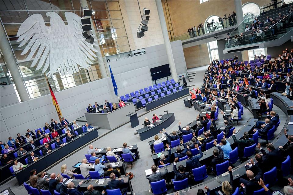 Union und SPD wollen die Regeln für den Bundestag reformieren. (Archivbild)Kay Nietfeld/dpa
