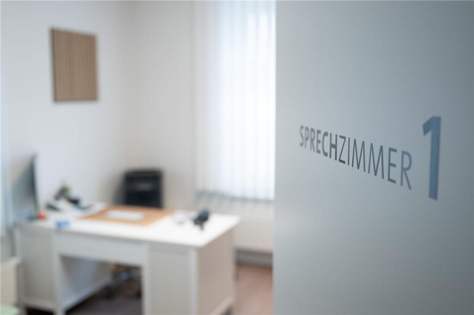 Union und SPD wollen ein verbindliches System einführen, bei dem Patientinnen und Patienten in eine Hausarztpraxis gehen, die sie bei Bedarf an Fachärzte überweist. (Symbolbild)Sebastian Kahnert/dpa