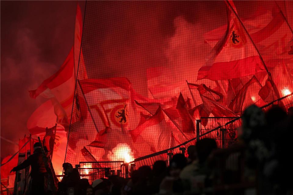 Union wurde unter anderem für Vorfälle beim Spiel in Hamburg bestraft. (Archivbild)Christian Charisius/dpa