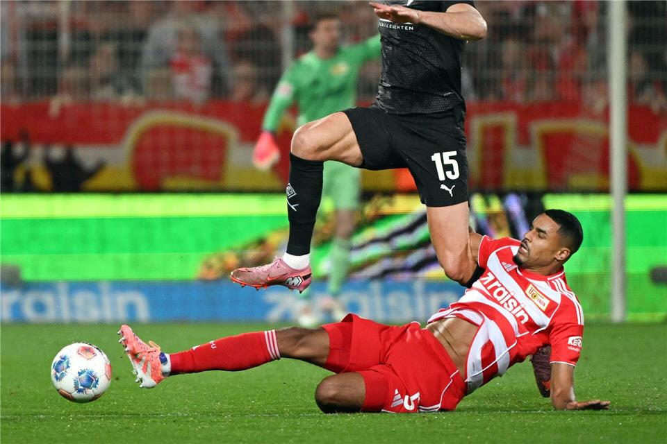 Gladbach-Trainer Polanski: „Ernüchternder Abend“ Unions Danilho Doekhi (r) traf doppelt in Halbzeit eins.Soeren Stache/dpa